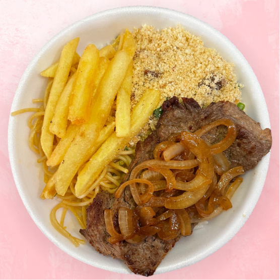 Marmita de bife acebolado com fritas e acompanhamentos