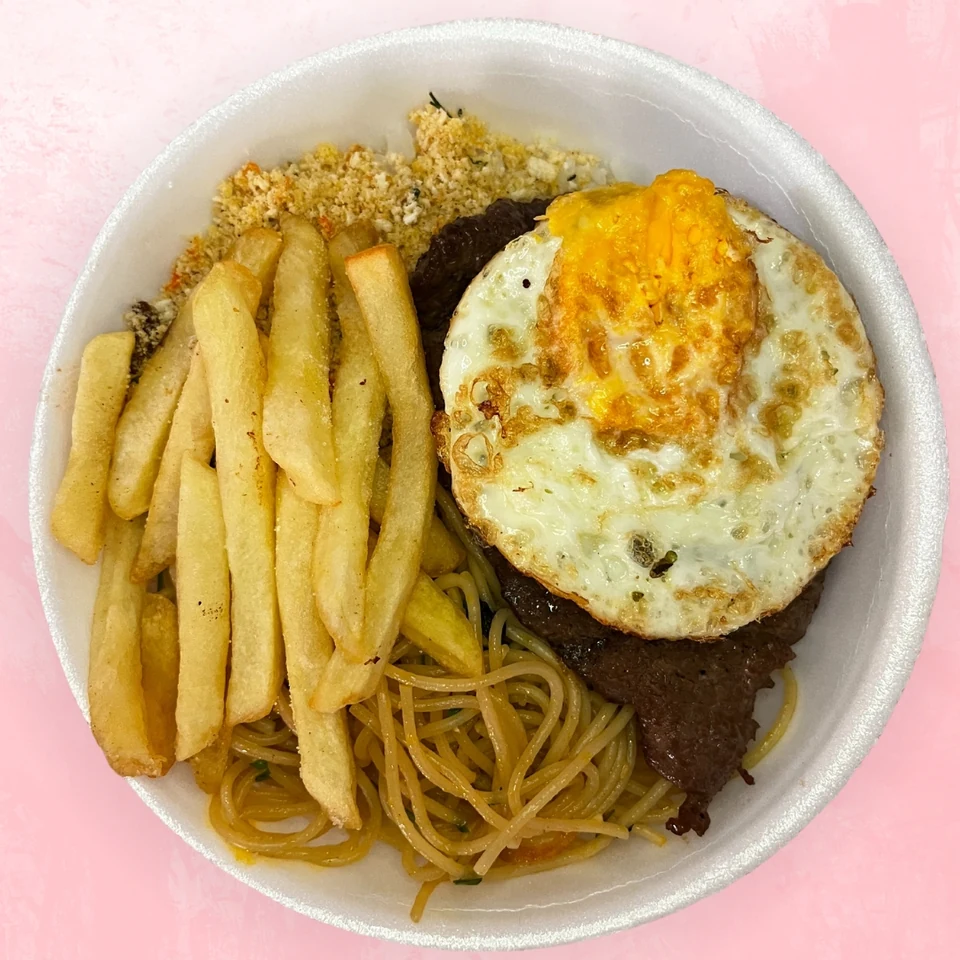 Marmita de bife à cavalo com ovo, fritas e acompanhamentos