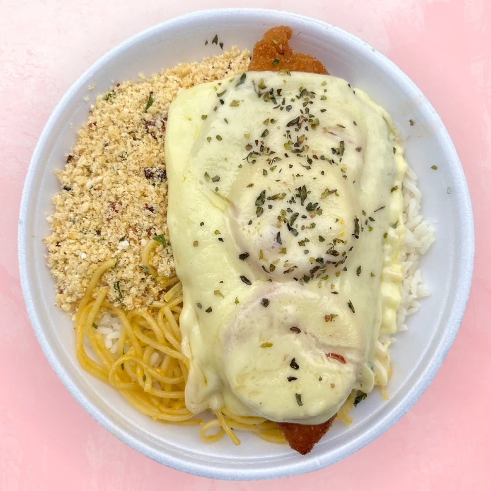 Marmita de filé de frango à moda da casa com queijo e tomate