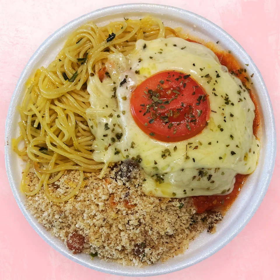 Marmita de hambúrguer à pizzaiolo com molho e queijo