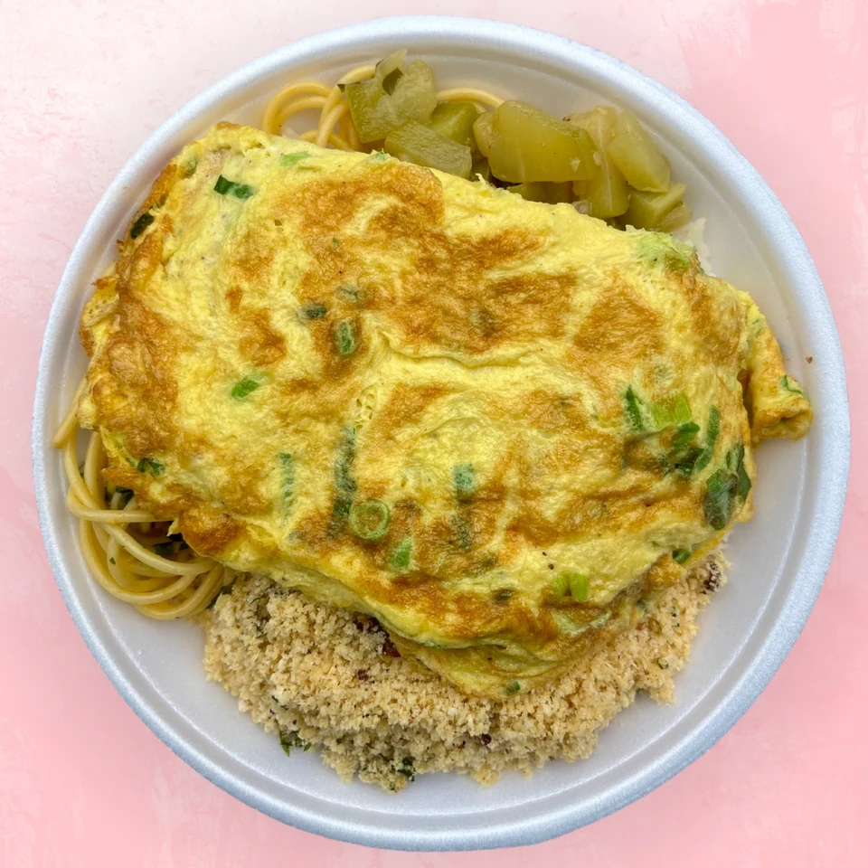 Marmita de omelete dourada com acompanhamentos