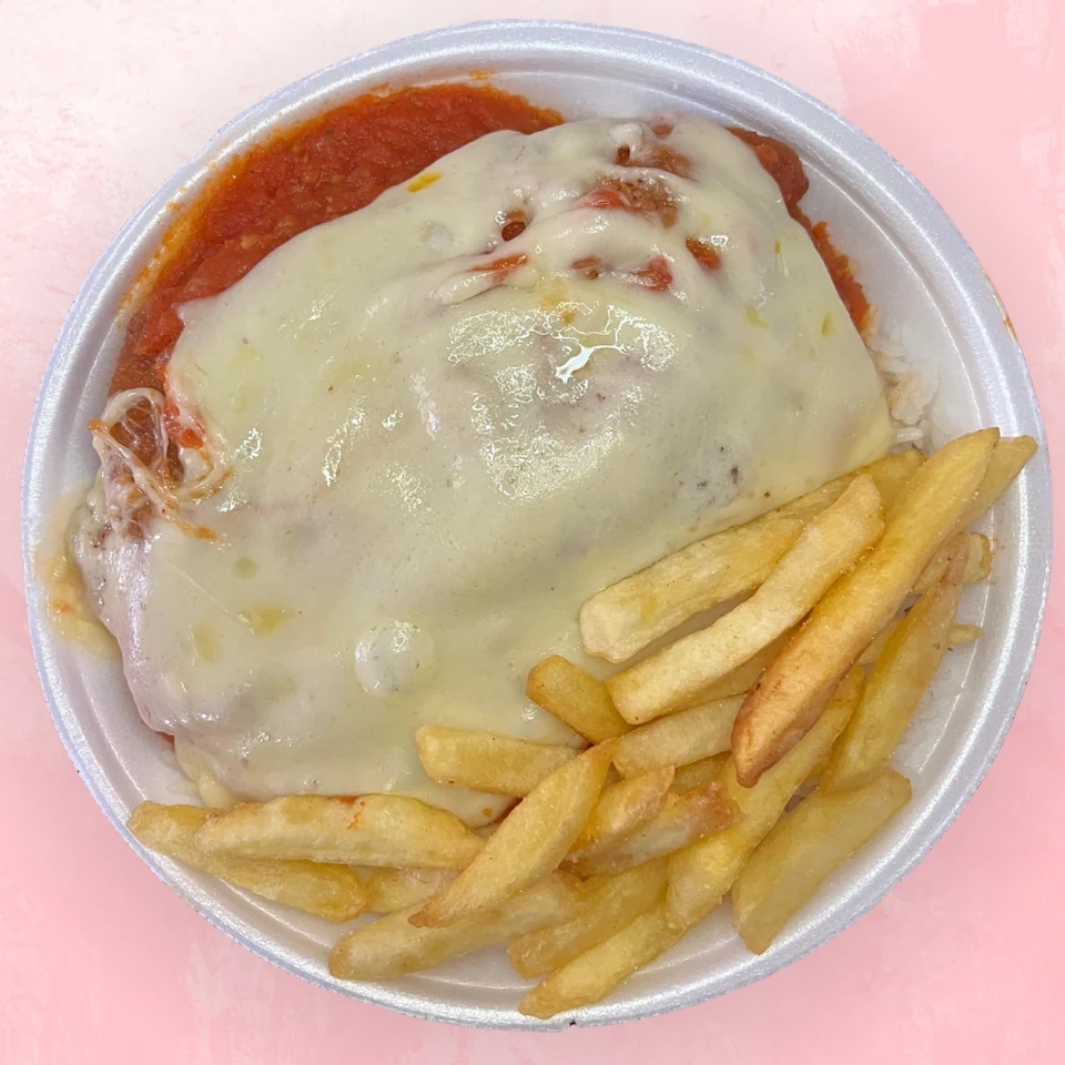 Marmita de parmegiana de frango com queijo gratinado